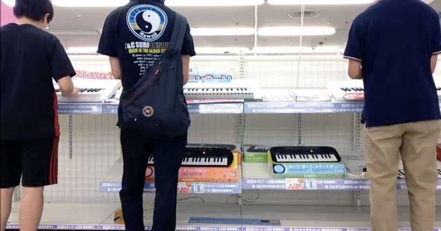 These People Come Into A Music Shop And Does This – Takes You Back To The 70s Japan