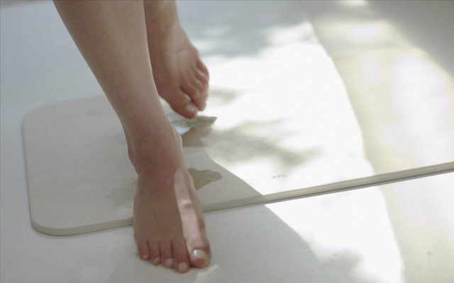 Wow – A Bath Mat That Sucks In Water And Dries By Itself – And It’s Stylish Too
