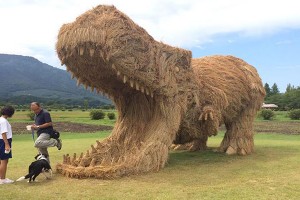 Not Your Average Scarecrow! Straw-Art Dinosaurs Are Rampaging In Niigata!