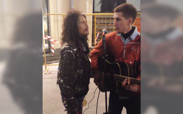 [VIDEO] Look Who This Street Musician In Moscow Bumps Into – A Pleasant Surprise!
