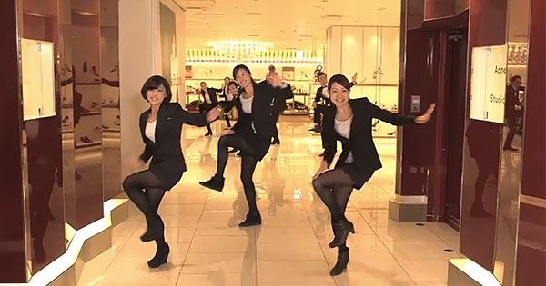 500 Staff Of A Major Japanese Department Store Gathered To Create A Music Video