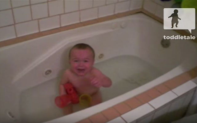 “Daddy! Help Me!!” This Baby Calls His Dad To Save Him In The Bathtub—But It’s Not The Water He’s Afraid Of…!
