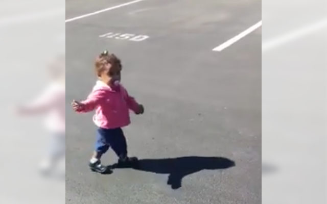 Adorable Girl Falls in Terror… But Her Source Of Fear She Simply Can’t Get Rid Of!