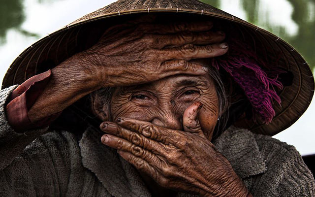 The Success Story Behind This Photo Of A 75 Year Old Vietnamese Woman Is Truly Beautiful.