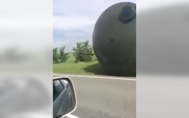 [VIDEO] Strong Winds Can Move Many Things – Even A Giant Water Tank LOL