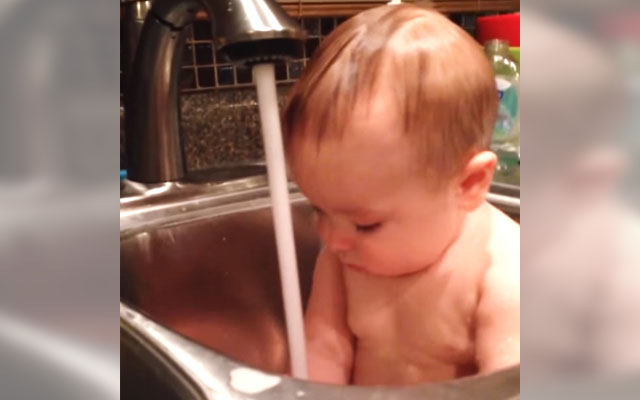 [VIDEO] This Baby Is Eyeing On A Rubber Duck Inside The Sink… Then THIS Happens!