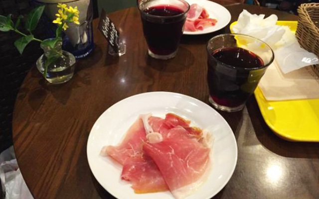 In Japan, You Can Have Prosciutto And Wine… At A Fast Food Burger Shack!!