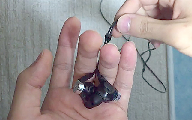 Wow! No More Tangled-Up Earphone Cables With This Simple Method