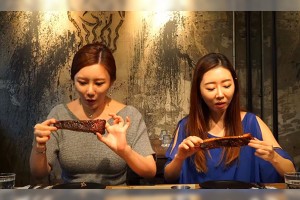 Korean Girls Try American BBQ For The First Time And Give Their Take
