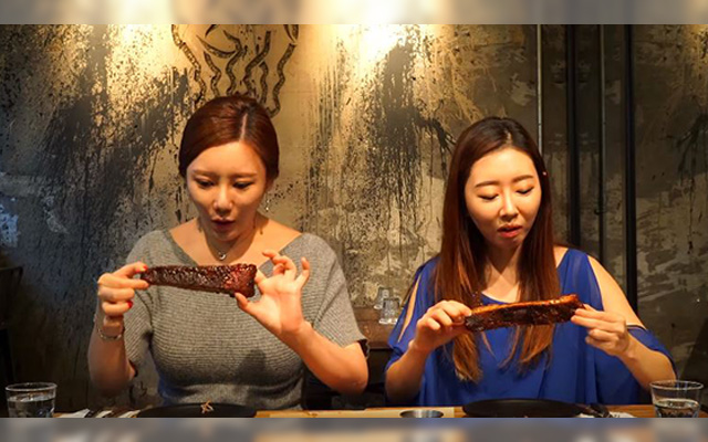Korean Girls Try American BBQ For The First Time And Give Their Take
