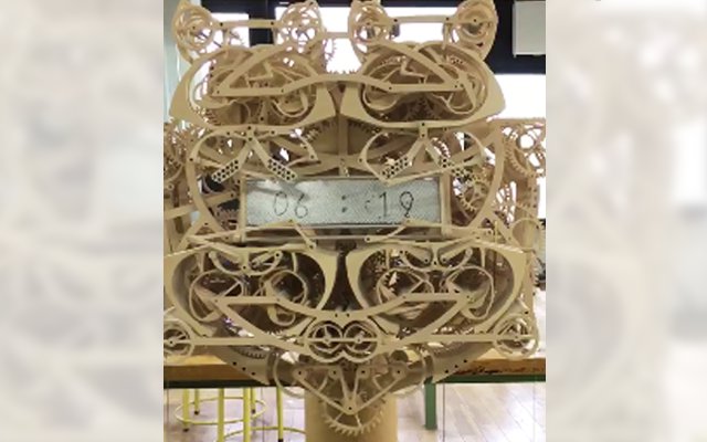 Art Student Made A Clock That Writes The Time As It Elapses