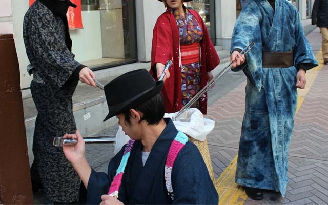 Tokyo Now Has A Group Of Samurai Who Pick Up Trash With Their Swords
