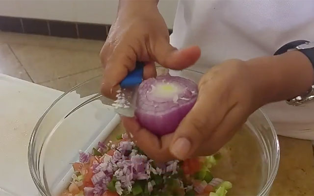 A Revolution In Onion Chopping WITHOUT THE BOARD – Way Faster And Cleaner!