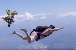 Sumo Wrestler Performs Ring Entrance Ceremony While Skydiving From 4,000 Meters (With A Referee)