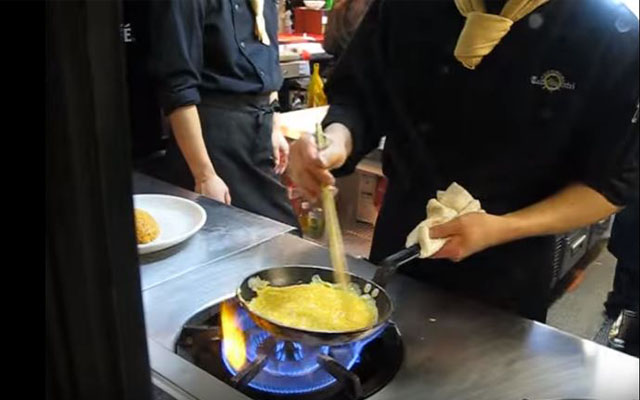 These Amazing Omelette Cooking And Plating Skills Are A Norm At Yokohama’s Red Brick Warehouse