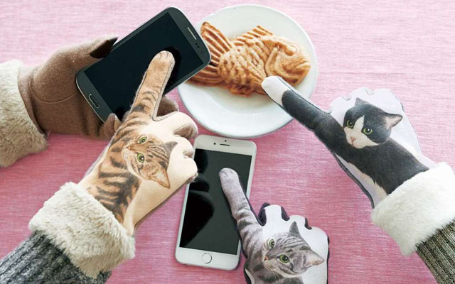 Cat Paw Smart Phone Gloves Turn Your Fingers Into Adorable Kitty Paws