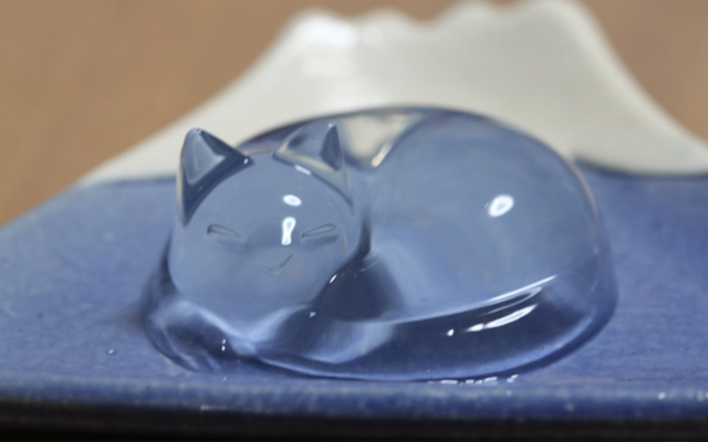 The Raindrop Cake Has Made Its Comeback As A Delicate Cat