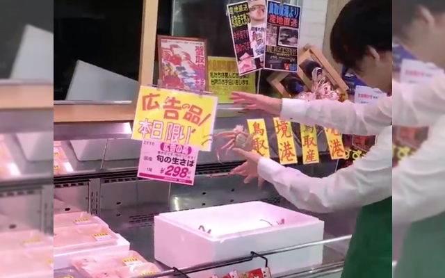 Supermarket Employee Makes Crabs Float In Awesome Magic Performance