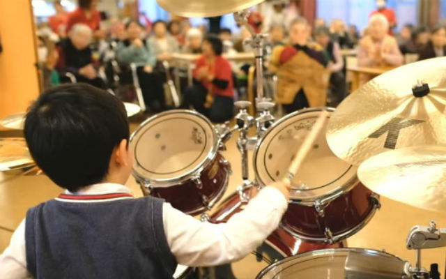4-Year-Old Drumming Genius Performs X-Japan Songs At Retirement Home