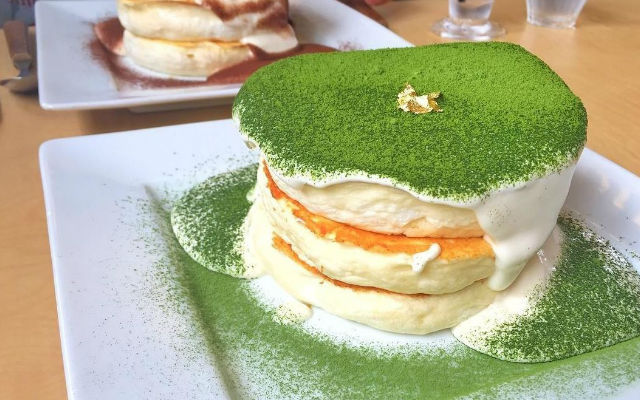 This Japanese Cafe Serves Up Dancing Gold Leaf Souffle Pancakes