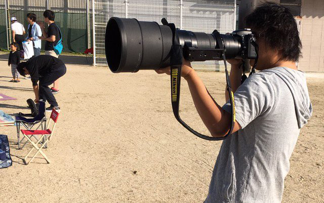 Dad Armed With “Bazooka” Telephoto Lens Takes Outstanding Pictures and Stands Out From the Crowd at Daughter’s Sports Day Event