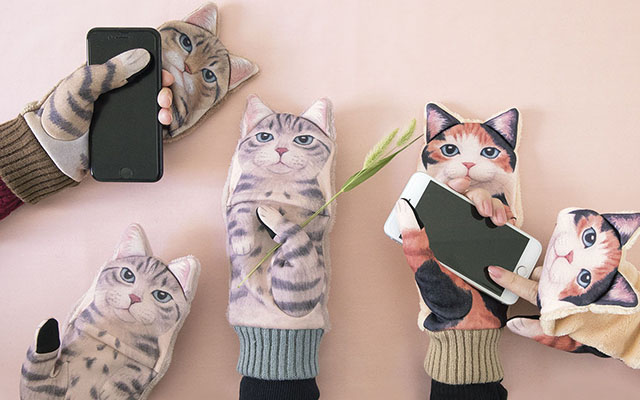 Attention-Seeking Kittens Adorably Get In The Way When You Wear These Smartphone-Compatible Mittens