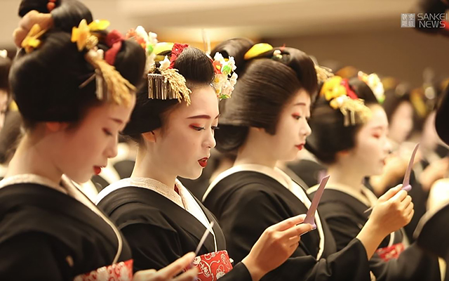 The Geishas of Kyoto’s Gion District Gather For A Flamboyant New Year Ceremony [Video]