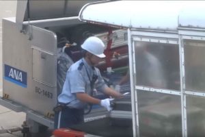 The Way These Japanese Airline Baggage Handlers Unload a Plane is Surprising a Lot of People