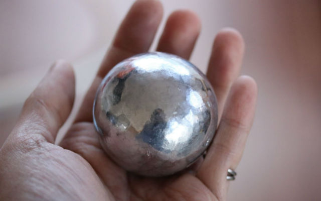 Japanese Trend of Smoothing Foil Balls Into Perfect Spheres Is Beautifully Satisfying