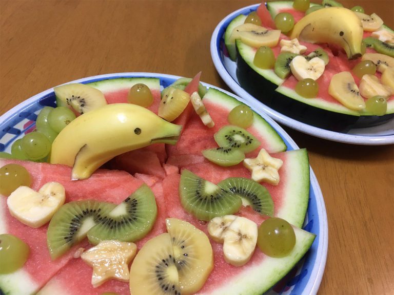 Husband surprises wife with cleverly arranged “watermelon dolphin pizza”