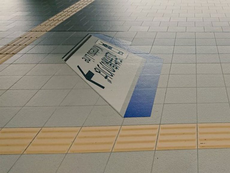 “A brilliant idea” -Unique signs in train station give everyone a view of where to go