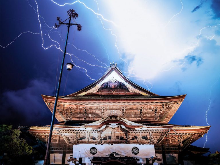“Is this a tokusatsu film?” Japanese photographer captures temple struck by lightning