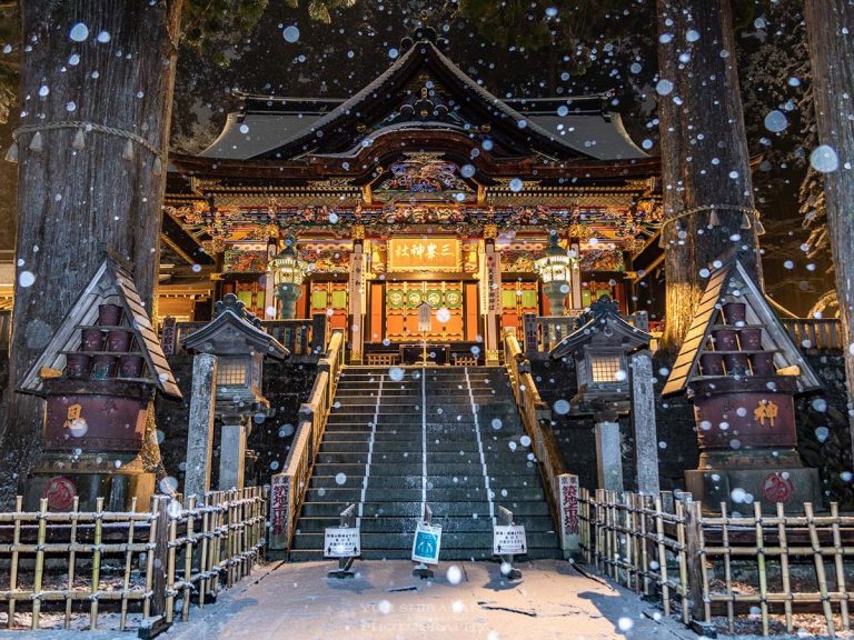 Photographer captures stunning shots of mountain shrine blanketed in snow