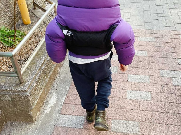 Elementary school son’s avant-garde way of wearing his down jacket goes viral