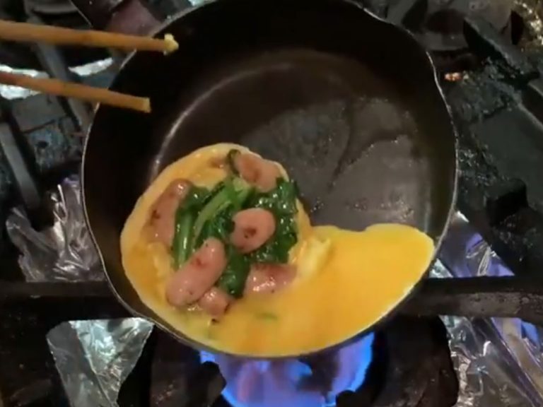 Japanese chef wows with his rolling omelet technique