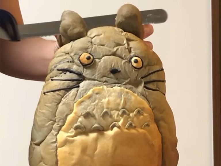 Baking artists My Neighbor Totoro bread has a charming change when sliced open
