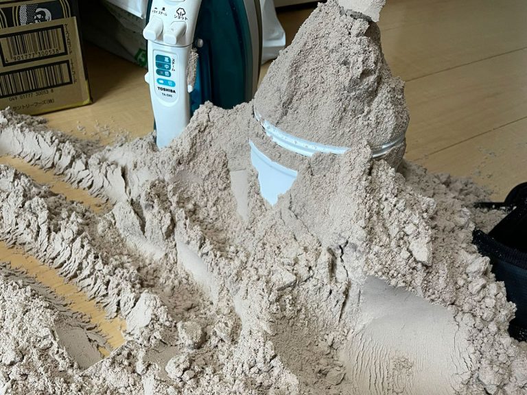 Why you should store your protein powder carefully when your daughter loves sand
