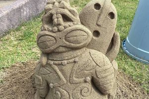 Japanese sand artist brings ancient pottery to life with adorable sand sculptures