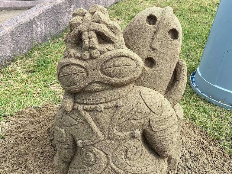 Japanese sand artist brings ancient pottery to life with adorable sand sculptures