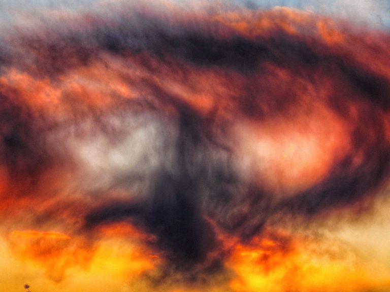 Photographer captures amazing “end of days” dark Phoenix swirling above Mt. Fuji