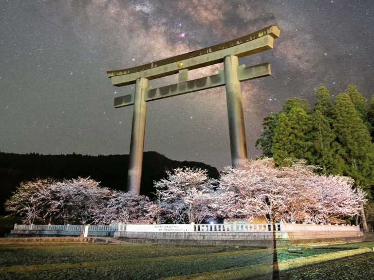 Photographer captures miracle above the world’s largest torii gate and sea of sakura