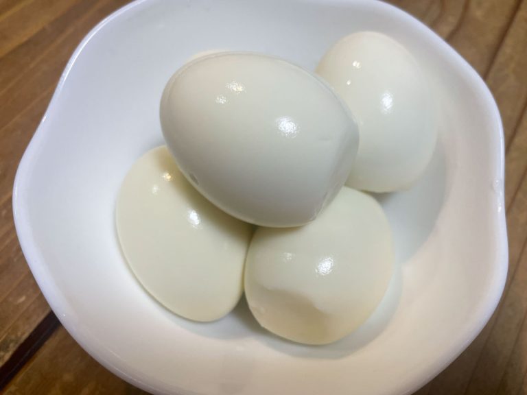 Fancy cut boiled eggs with a common household item [Lifehack]