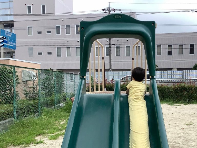 Japanese kid channels the spirit of Longcat in freakish photo