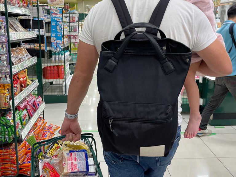 Buff Japanese dad’s way of offering shopping help wins wife’s praise, has netizens taking notes