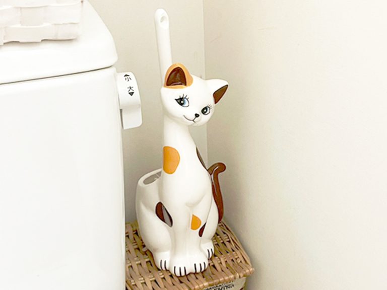 Retro cheeky cat brush holder is here to be your restroom feline friend