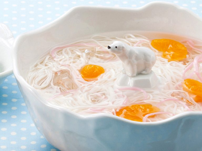 The best way to chill out with noodles this summer?  Polar bear bowls!