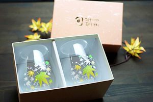 Gorgeous drinking glasses change the color of dancing autumn leaves based on temperature