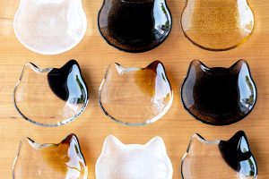 Cat-loving Japanese glass craftsman creates a stylish and cute collection of cat plates