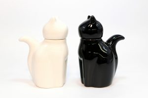 Pour soy sauce or other liquid condiments with these adorable Japanese cat-shaped dispensers