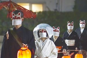 “Fox wedding” procession enchants Japanese city residents on Halloween